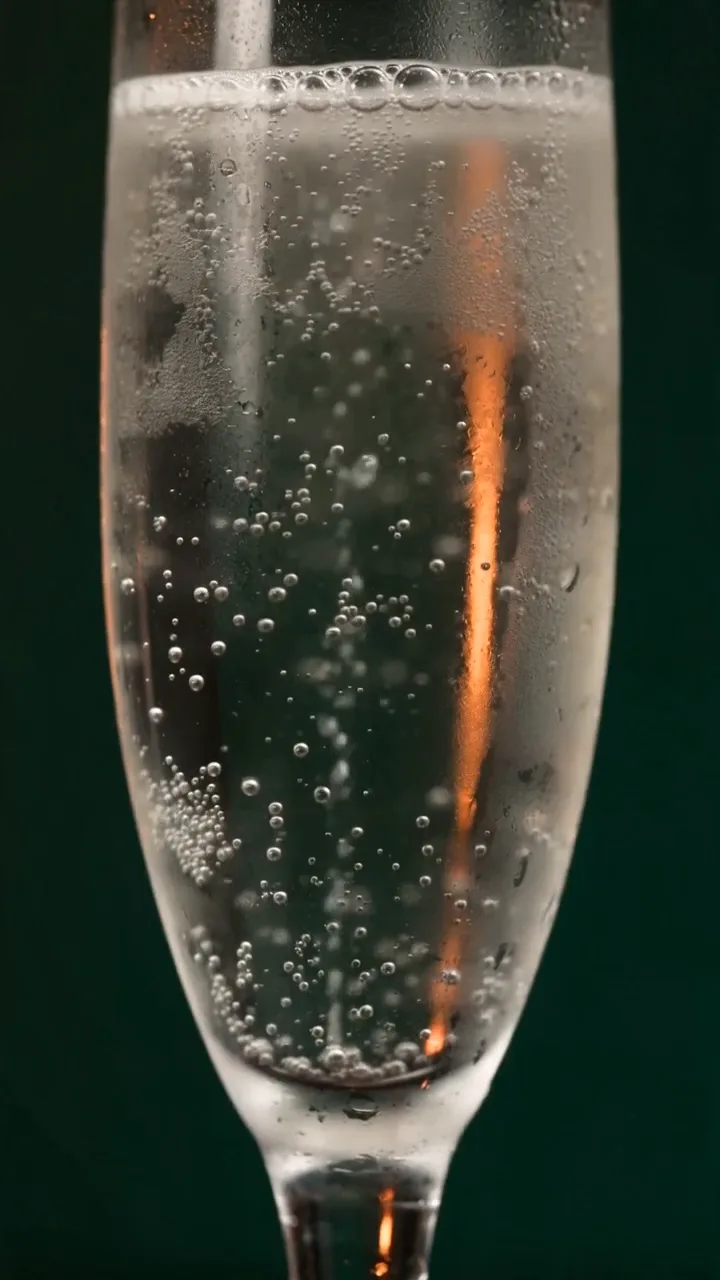 Glas med stigande bubblor